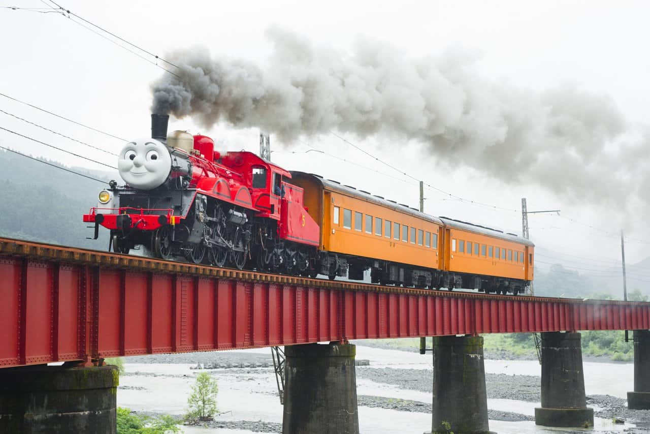 Thomas's friend James the Tank Engine runs atop a bridge on the Oigawa Railway in Shizuoka Prefecture.