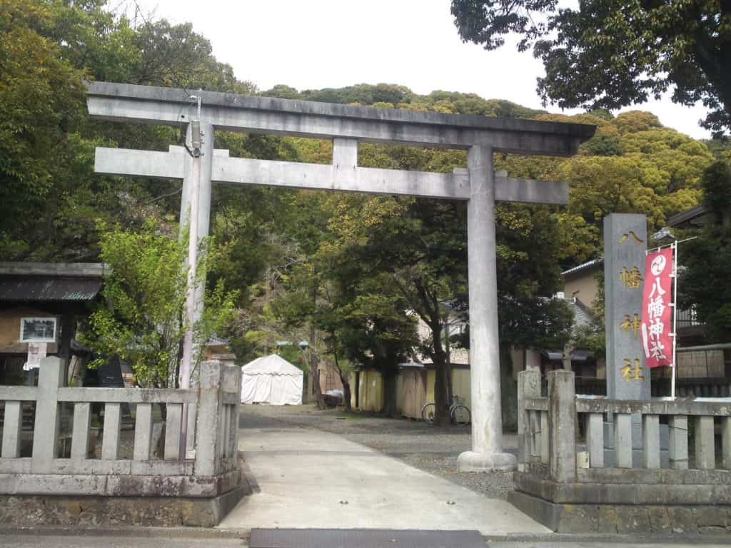 Japanese Shinto shrines: And introduction to torii and other things