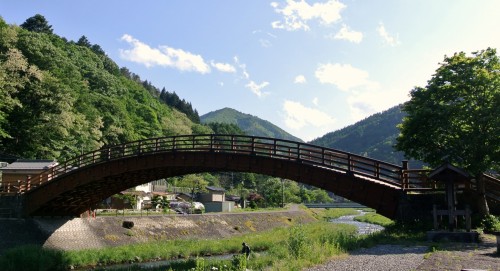 Narai also has a drum bridge called Kisho Ohashi that spans the Narai River