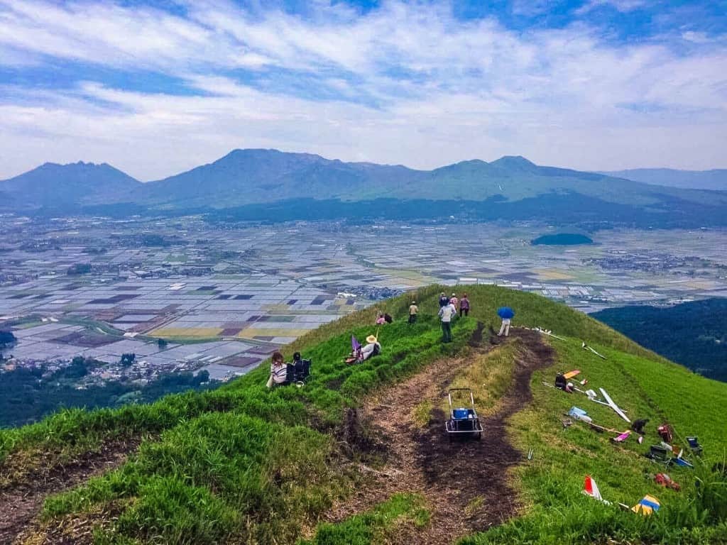 Sightseeing in the Recovering Aso Mountain Range