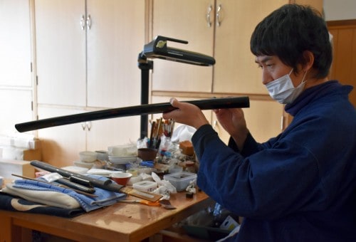 The scabbard lacquerer is finishing polishing the lacquer at bizen osafune