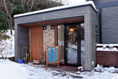 The entrance of Shimafumi café