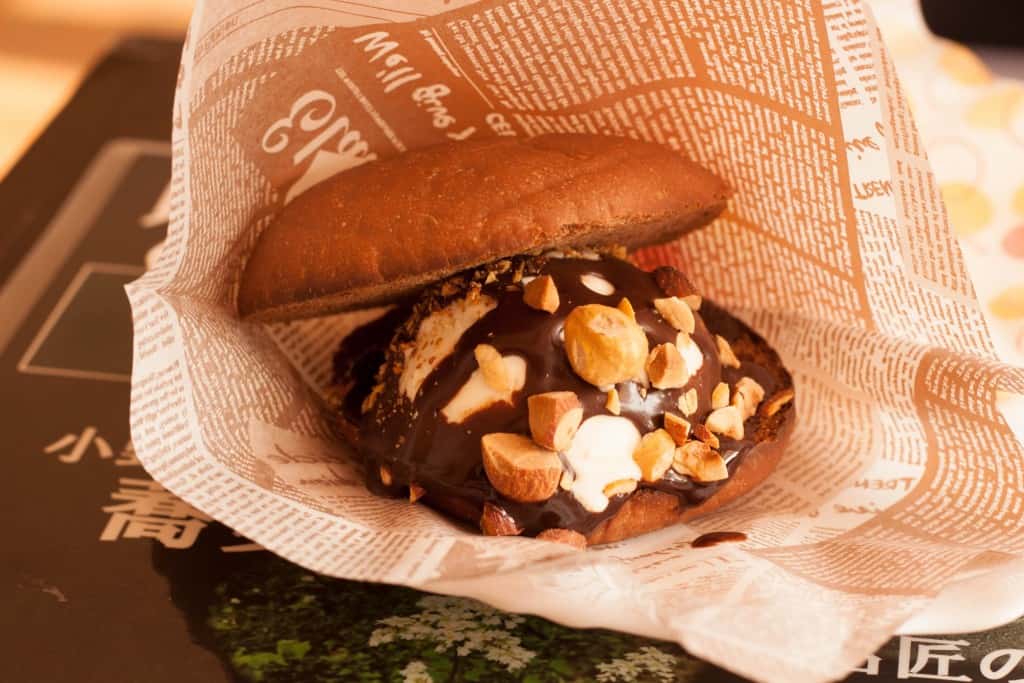 Ice burger, chocolate flavour