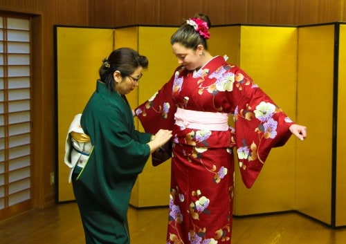 The staff takes care of wearing kimono for me.