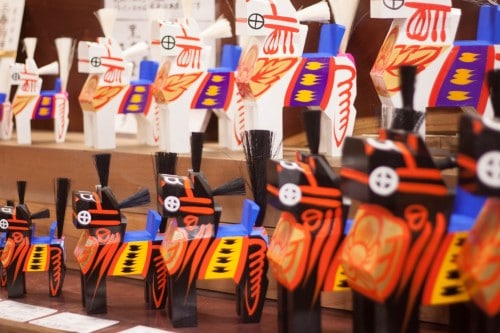 The Miharu Koma come in two colors, black and white. 