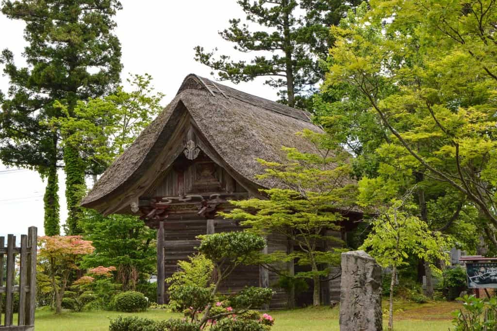 Myosenji temple (妙宣寺), built by a disciple of the Buddhist monk Nirichen, is located near the towns of Mano and Sawata, the former cultural and political capital of Sado Island.