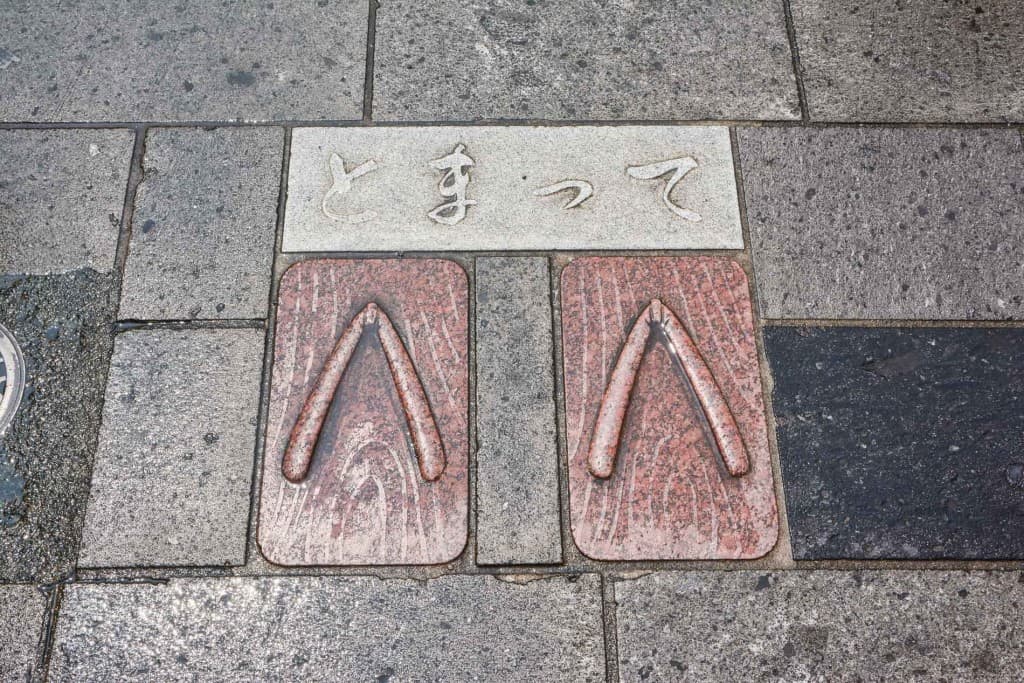 Geta shoes to cross the street