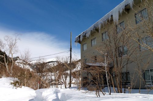 Staying at the Manza Prince Hotel and enjoy skiing.