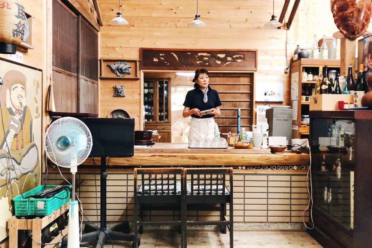 A waitress at the counter of the restaurant
