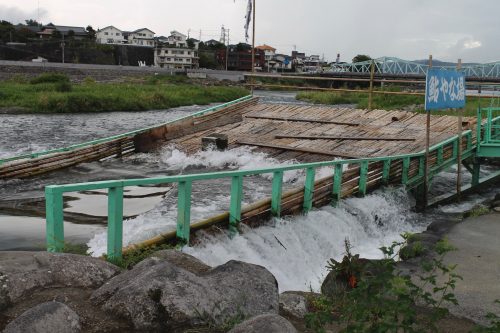 In Mikuma River, catch ayu (sweetfish), the sweetfish is traditionally cooked shioyaki (salt-grilled) style.