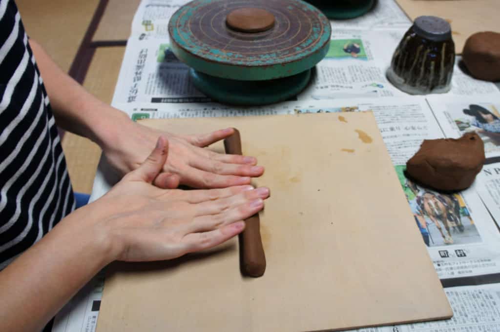 Pottery class, 1st step: making a clay "roll"