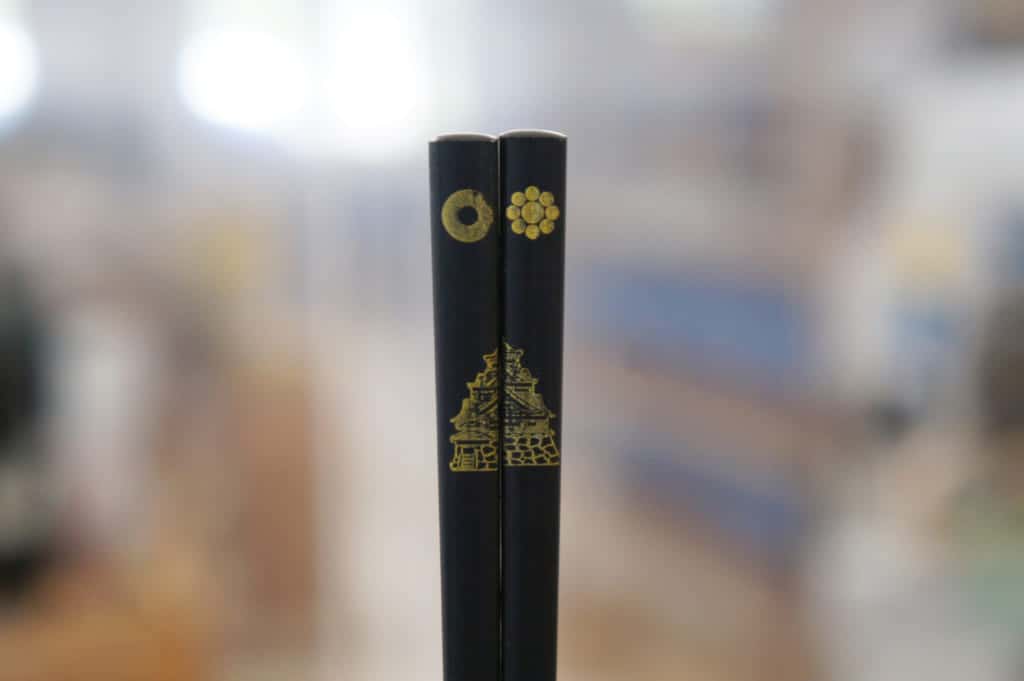 Chopsticks printed with the image of Kumamoto castles in black and gold