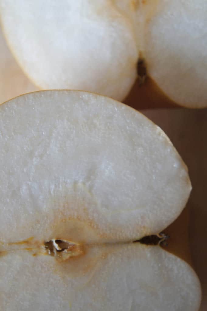 Arao Jumbo Nashi cuted in two pieces