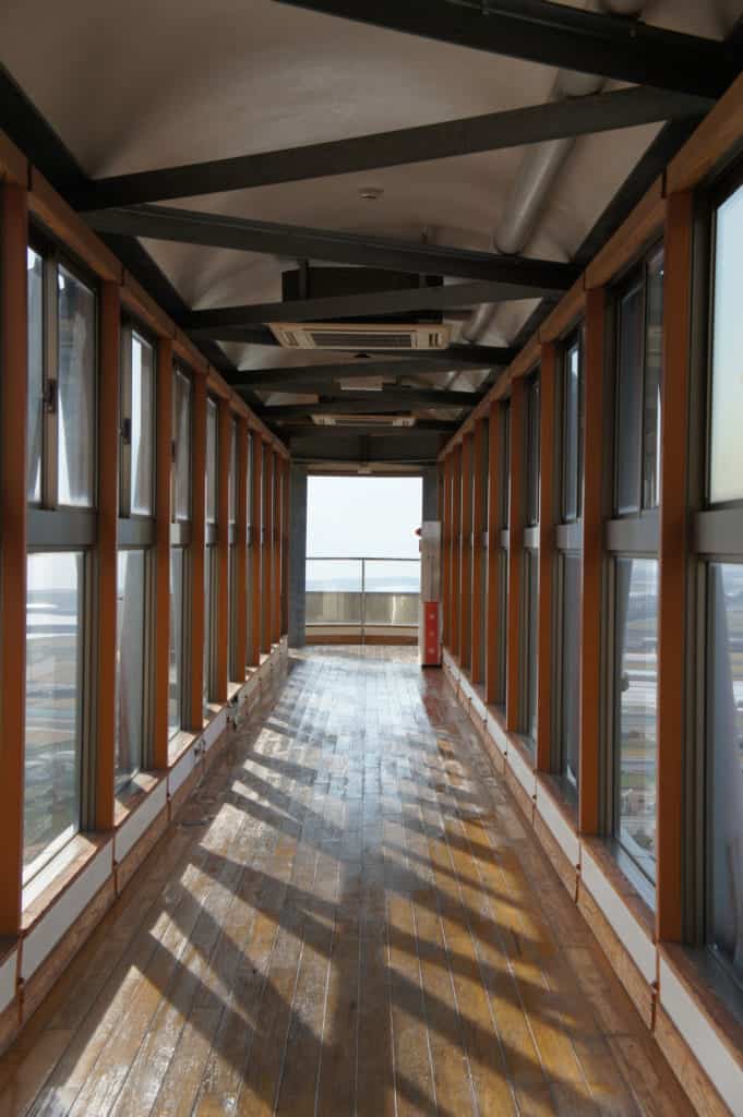 The corridor leading to the belvedere of the Kusamakura onsen Tensui