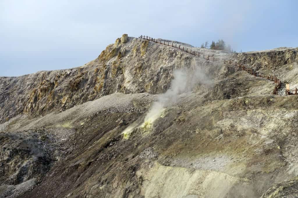 Kawarage jigoku and its sulphur fumes