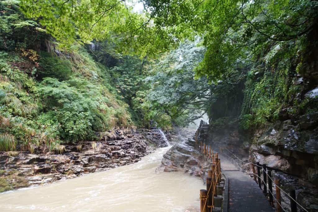 A small waterfall follows a stream on the cliffs of the Oyasukyo Gorge