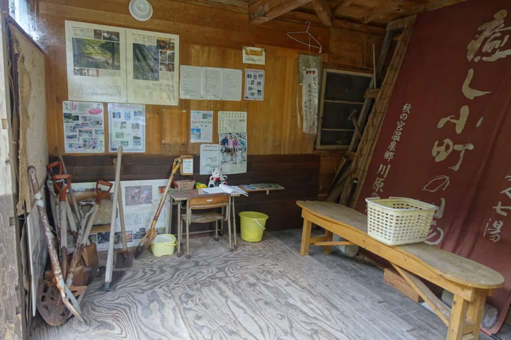 Cabin available for visitors where you can pick up a shovel