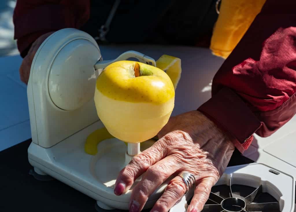 Amazing Japanese apple peeler
