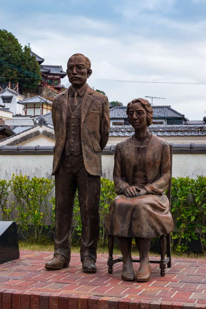 Statue of Masataka and Rita Taketsuru