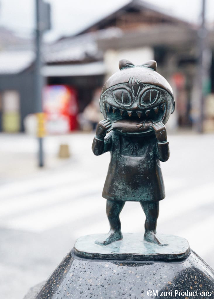 Bronze sculpture of Nekomusume on Mizuki Shigeru Road in Sakaiminato.
