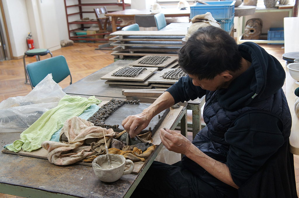 Producing ceramic objects