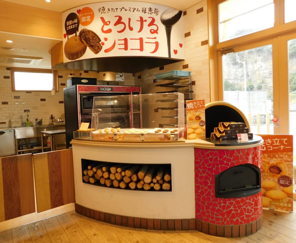 Enjoy little sweets at Poème Sweets Park.