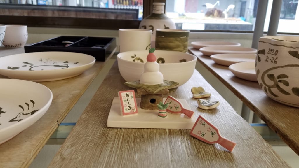Choose your own Tobe ceramic at Tobecho Togei Sosakukan.