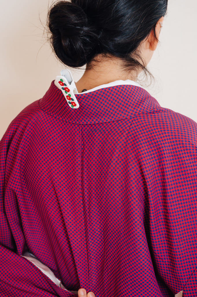 hold the kimono and nagajuban collars in place with a clip