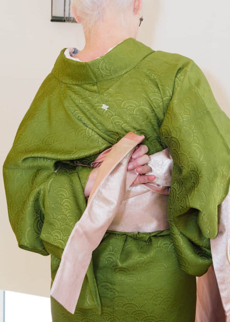 the obi will want to flip over but keep it in the same orientation as when you pulled it out