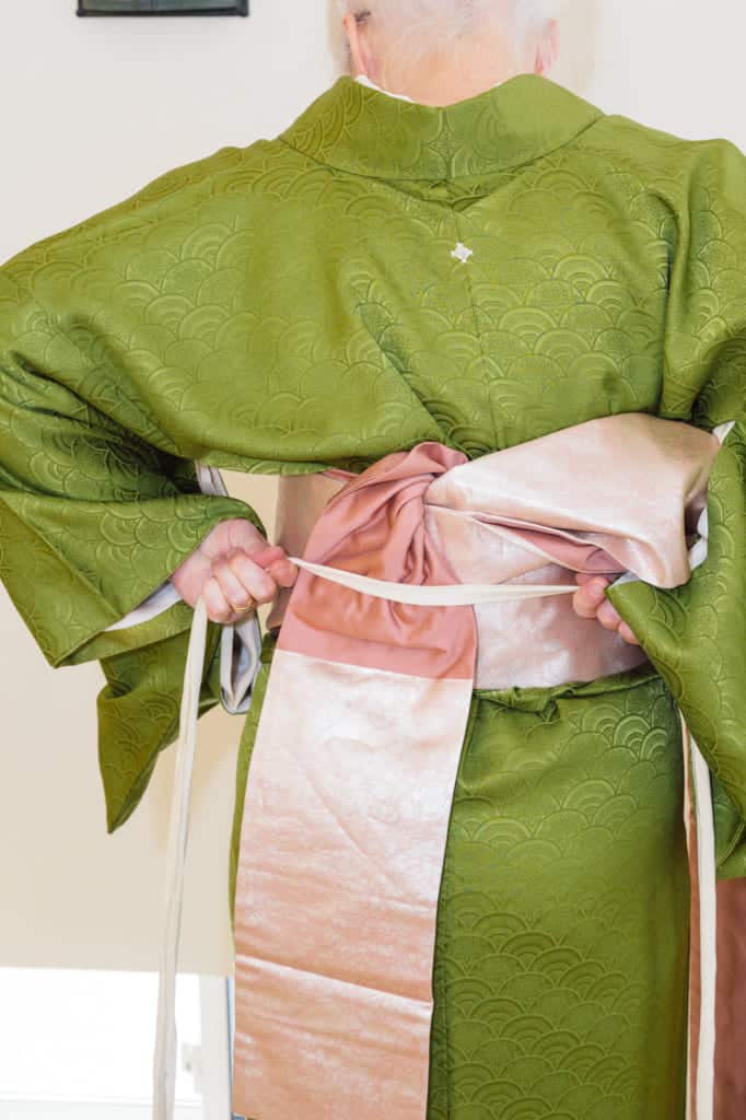 tie a koshi-himo tightly around the obi temporarily