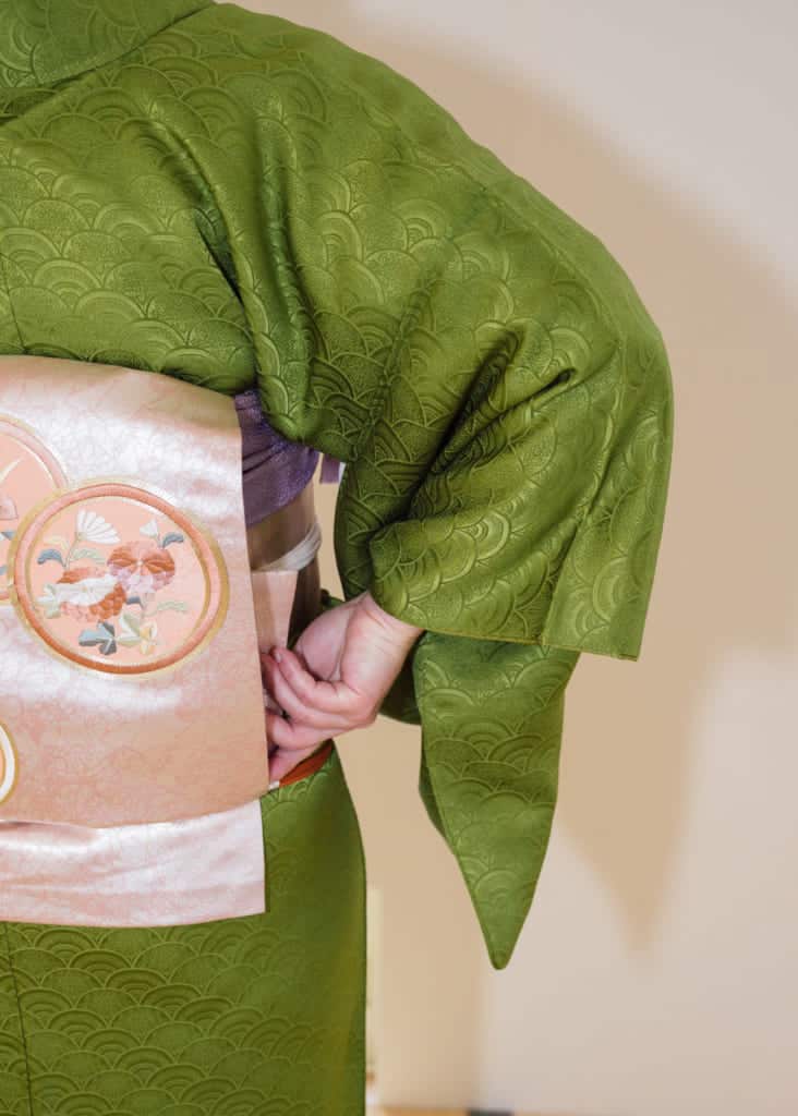 about 1cm of the end of the obi should be visible on the right side