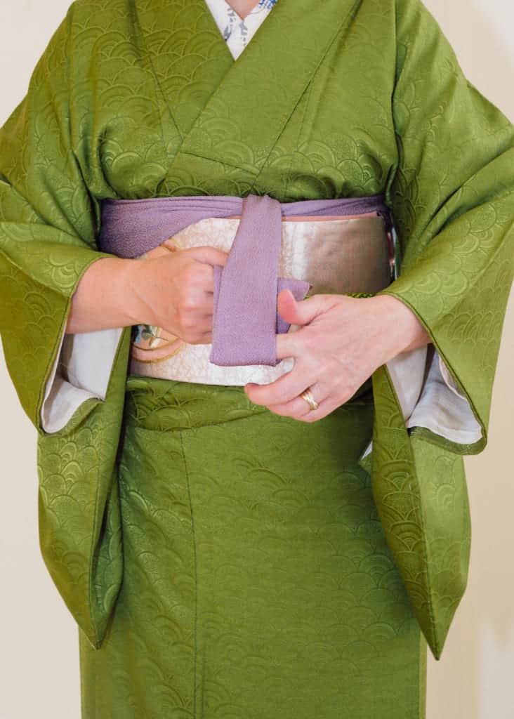 roll the left side of the obiage up leaving 10cm