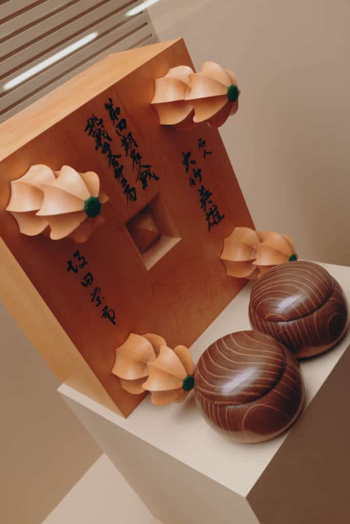 the cavity of a go board amplify the sound of the stones