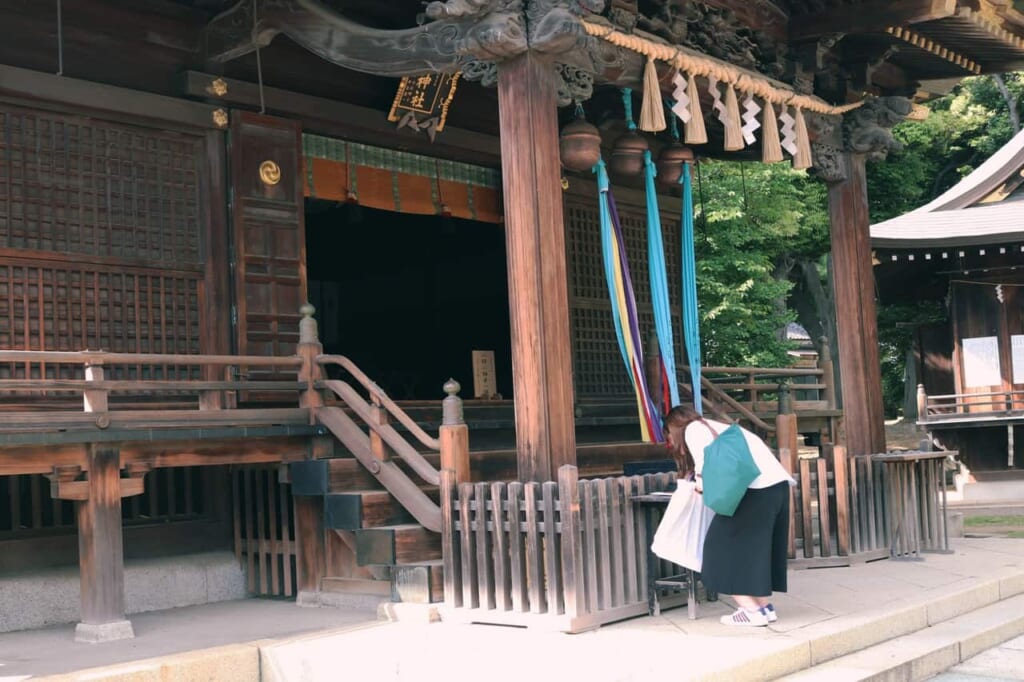 Girl bowing  at Hachiman shrine
