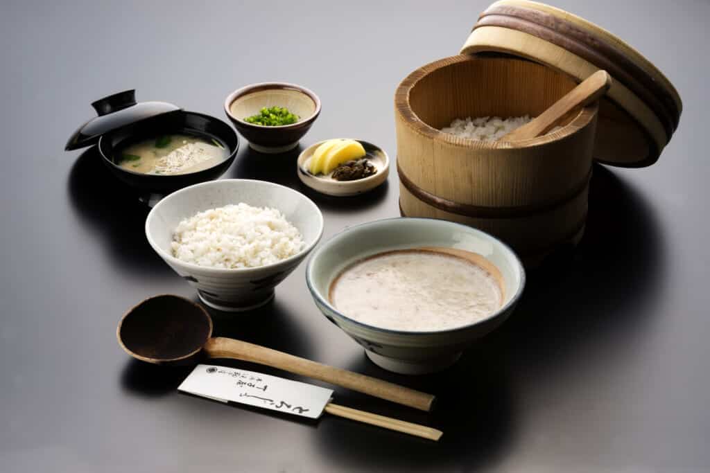 Example of a Chojiya set meal featuring Tororojiru