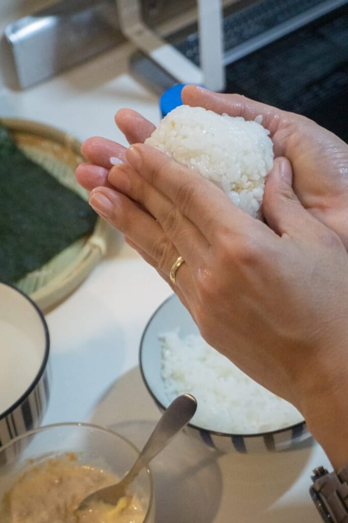 Making the onigiri round