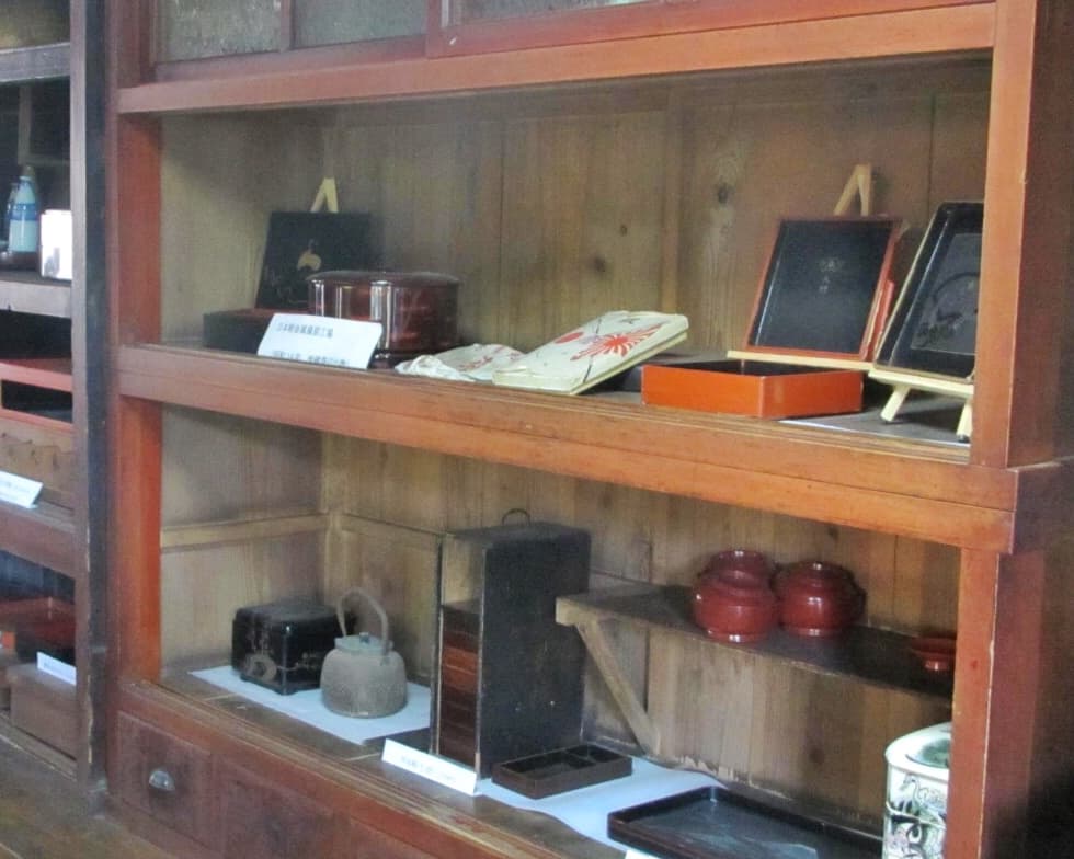 Historical items in a glass case from the Edo and Showa period showcased in Shida-tei, a Traditional Japanese house on the Tokaido Road