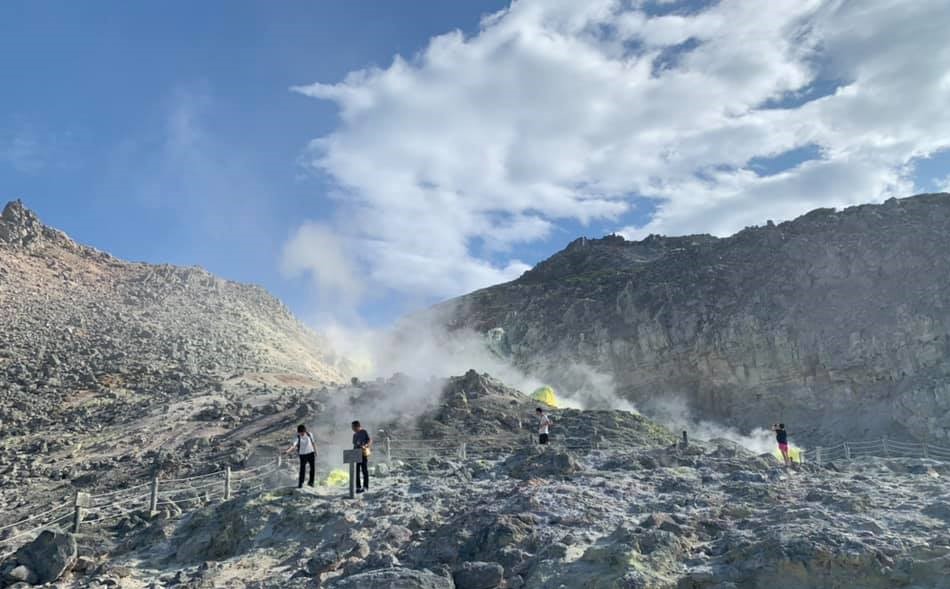 Overview of Mount Iō and sulphur concretions