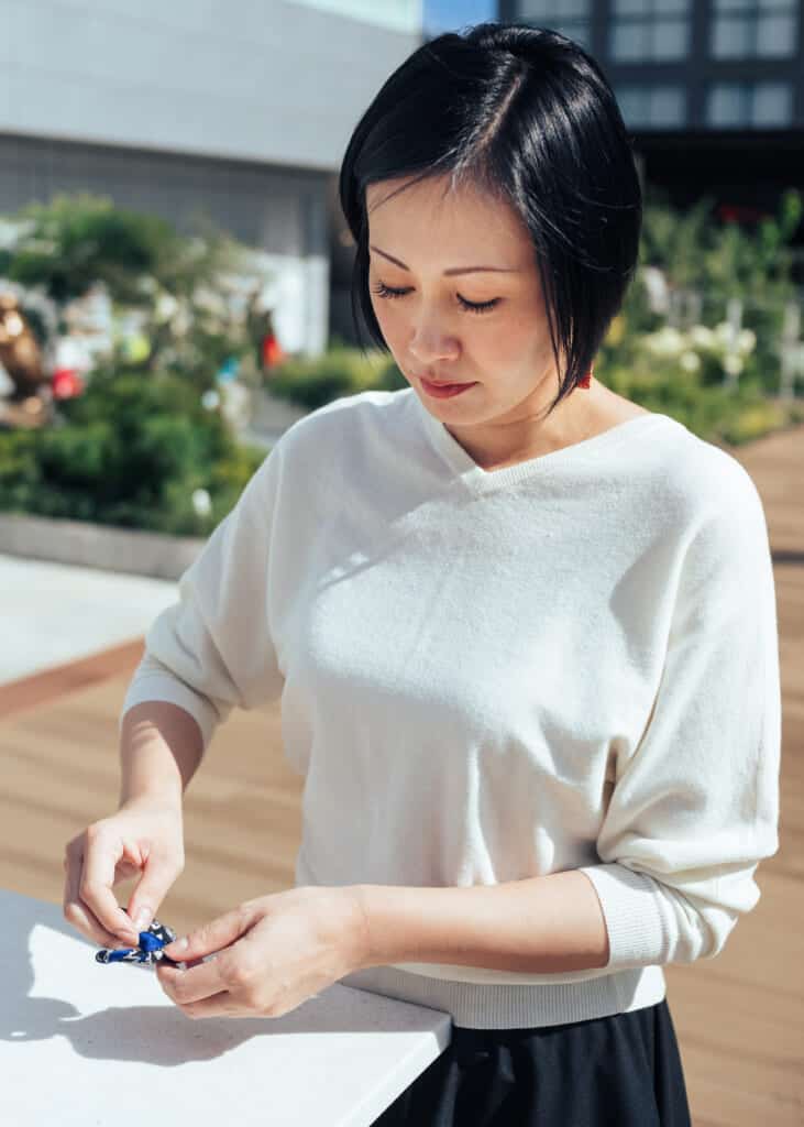 mami of oriobi demonstrates making earrings