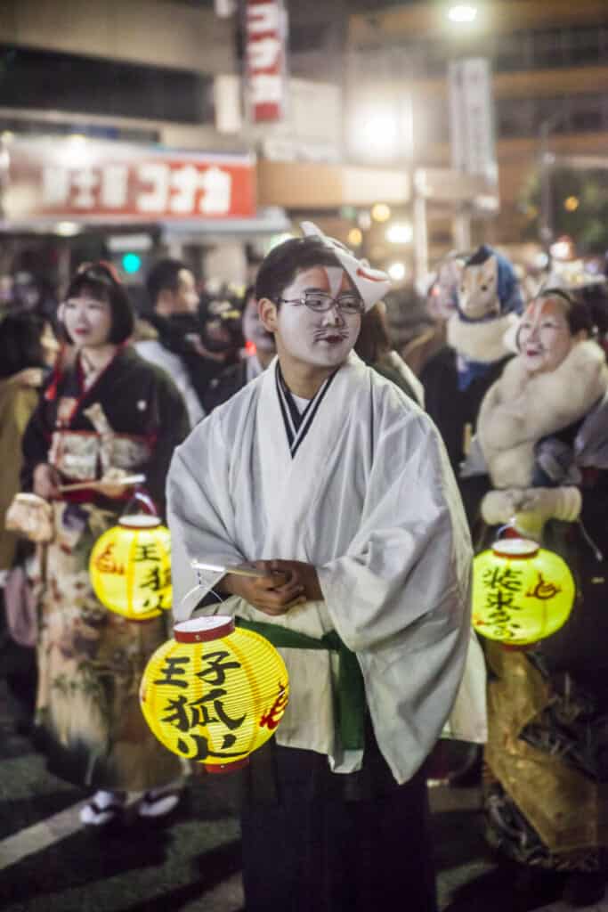Fox carrying lanterns in Kitsune no Gyoretsu