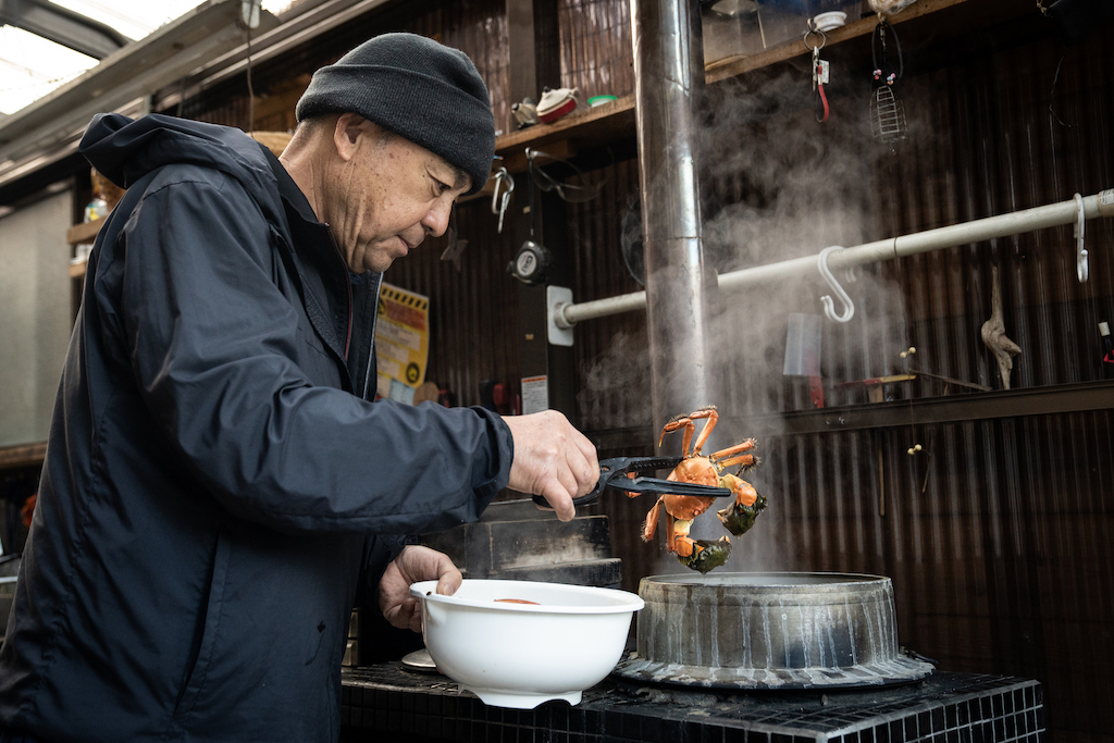 Mr. Ogura puts the crab in the boiling water