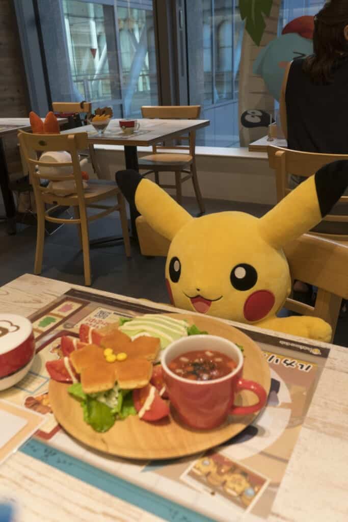 Pikachu enjoys the "Gossifleur Salad Plate" of Pokemon Cafe Mix
