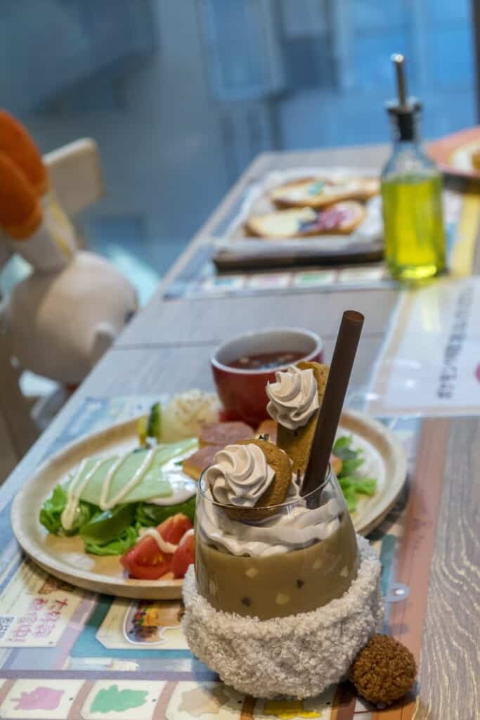 "Gossifleur Salad Plate" and "Nutty Buneary Frappe" from Pokemon Cafe Mix, a videogame based in the famous franchise.