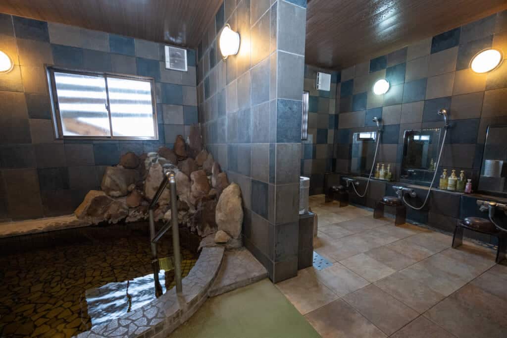 onsen bath at motoyashiki in iiyama nagano