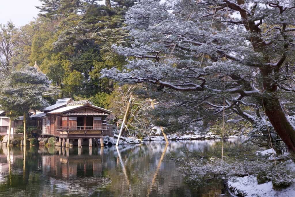 kenrokuen pond in the snow