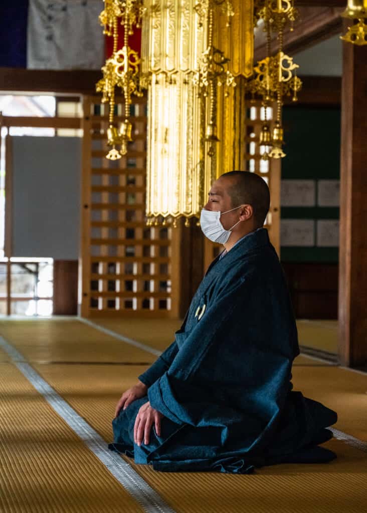 monk teaches zen meditation at hokoji temple hamamatsu