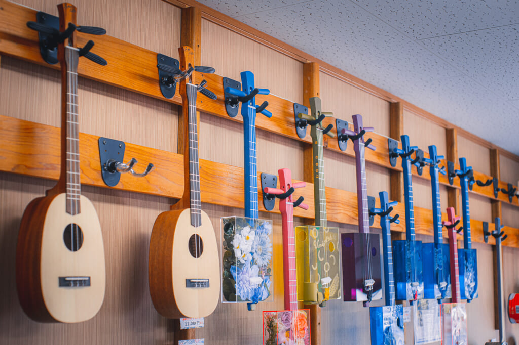 many sanlele in the wall