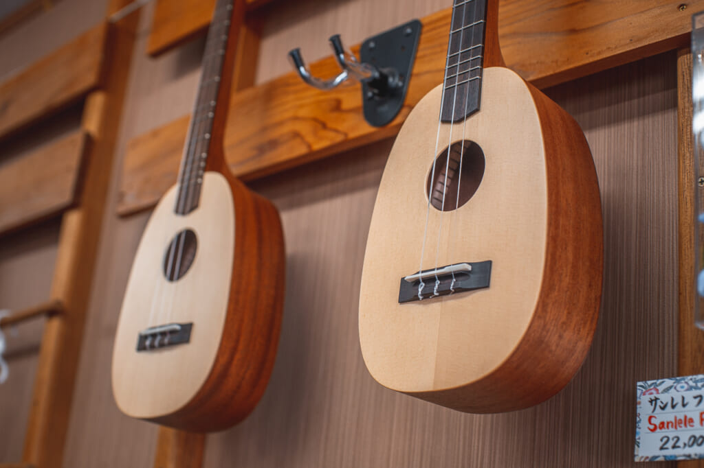 two sanlele in the wall