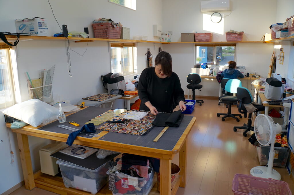 woman measuring fabric in trailer for handmade Japanese products
