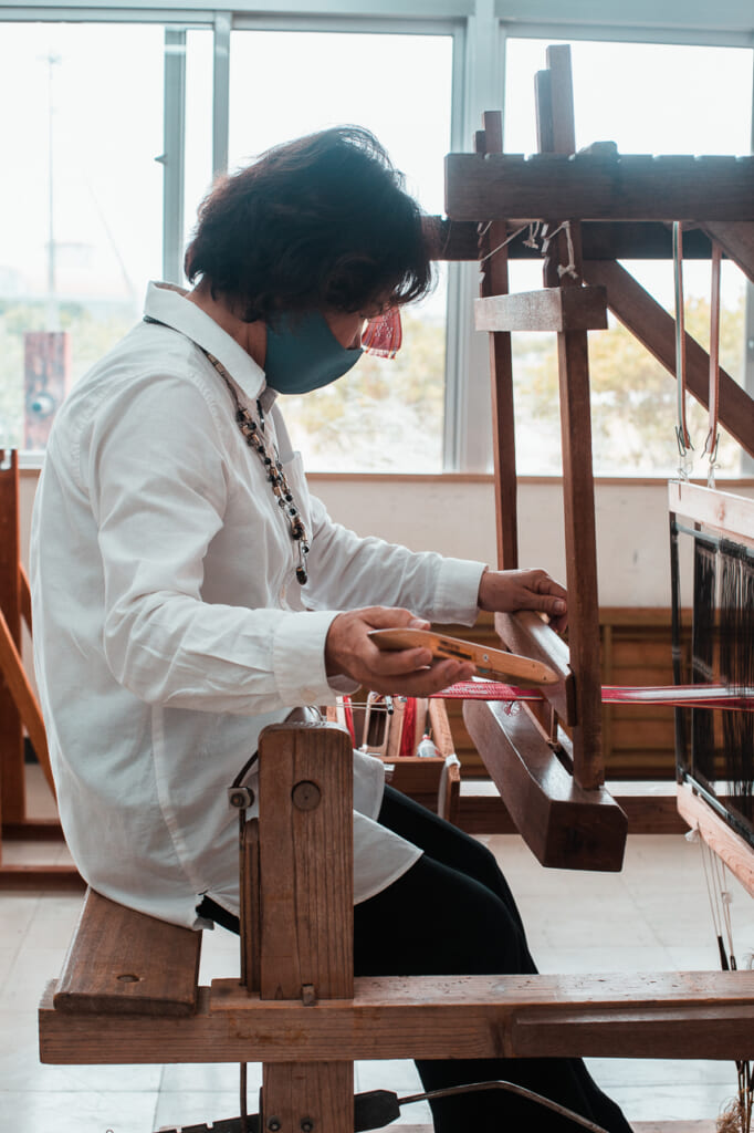 Etsuko Shimabukuro weaving a japanese textiles